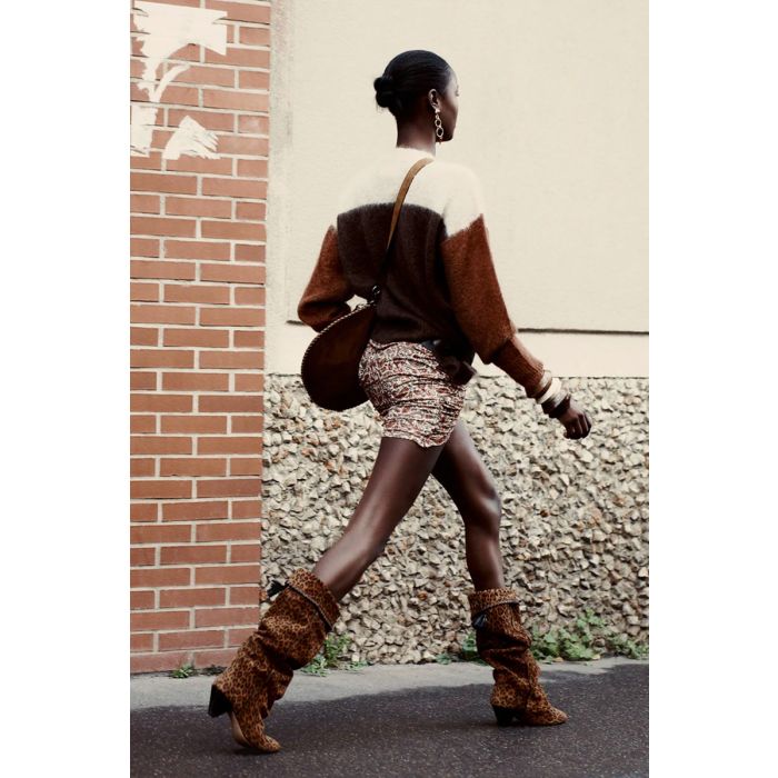 Bottes Elita Isabel Marant en cuir suédé léopard. Portées de profil.