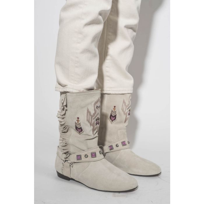 Bottes en cuir suédé écru brodées harnais et mini franges sur les côtés Siani Isabel Marant. Porté avec un jean Boy Straight écru.