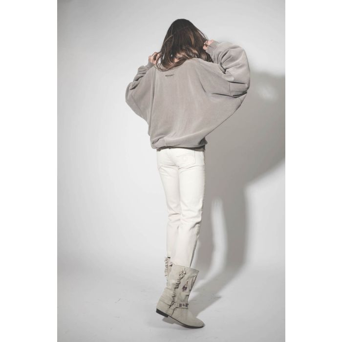 Bottes en cuir suédé écru brodées harnais et mini franges sur les côtés Siani Isabel Marant. Porté de dos.
