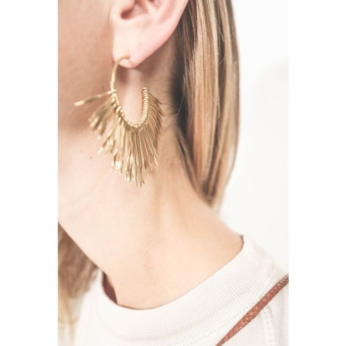 Boucles d'oreilles Aria Isabel Marant en laiton doré. Portées de profil.