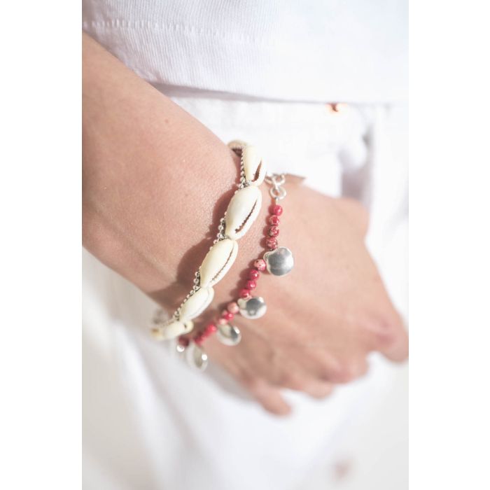 Bracelet pierre rouge et pastilles en métal argenté Adriel Isabel Marant. Porté en accumulation avec un bracelet coquillage Noki Isabel Marant.