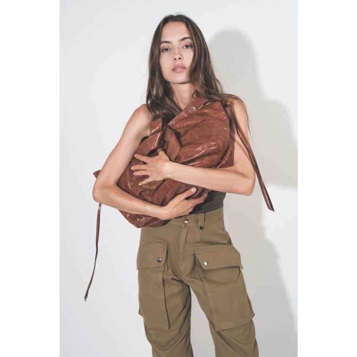 Cabas en cuir glacé cognac Wardy Isabel Marant. Porté dans les bras.