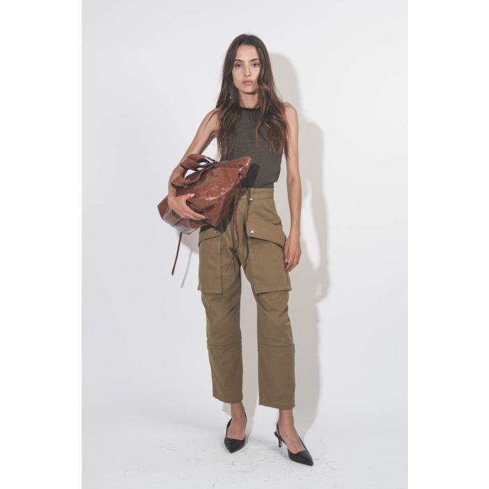 Cabas en cuir glacé cognac Wardy Isabel Marant. Porté sous le bras.