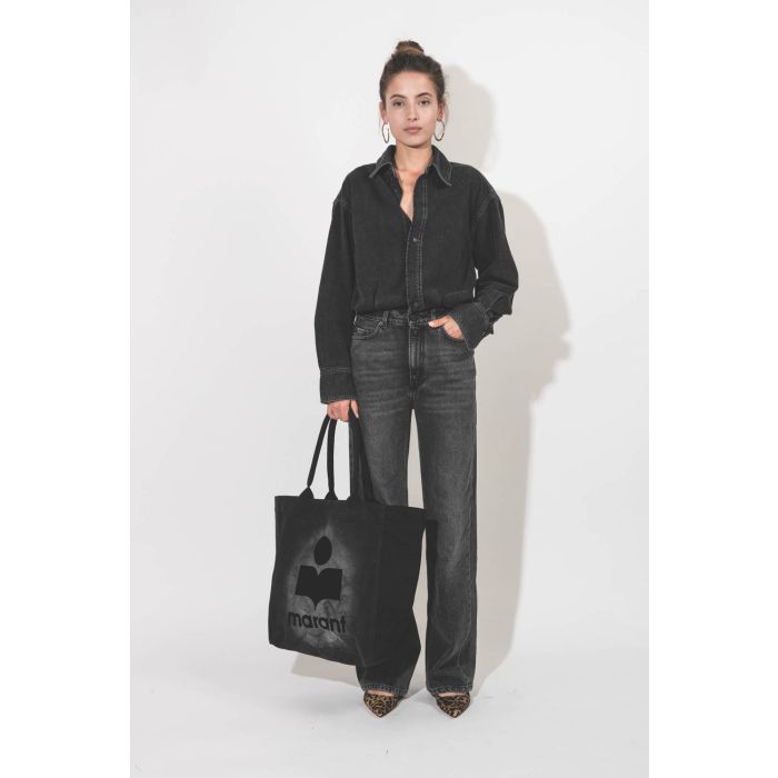 Cabas en toile noir délavé logo Marant Yenky Isabel Marant. Porté main.
