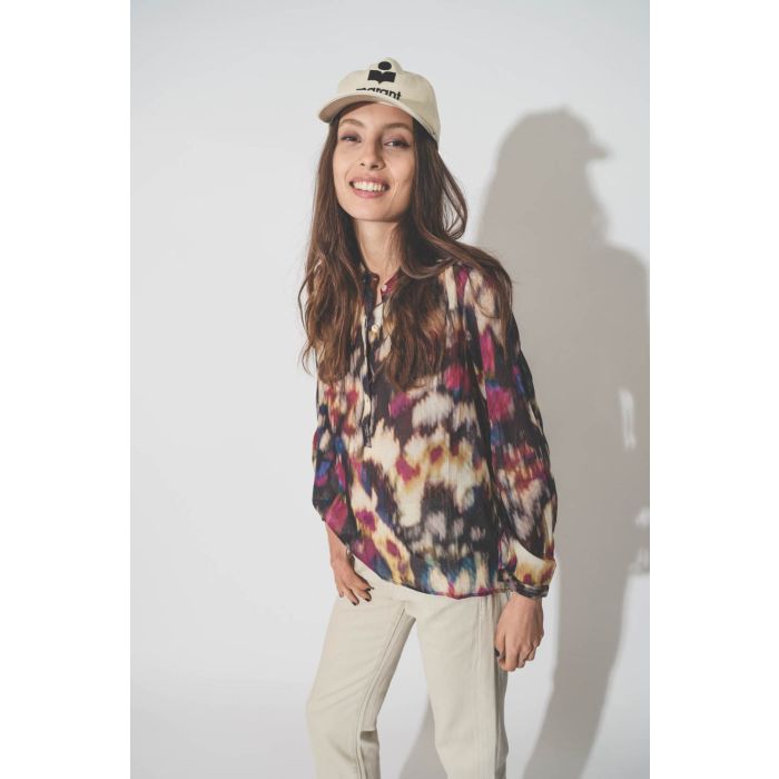 Casquette en toile écru logo noir Marant Tyron Isabel Marant. Porté avec un top en voile de coton tie and dye.