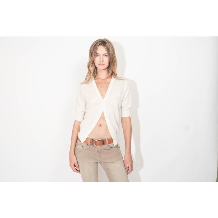 Ceinture Dara Isabel Marant en cuir cognac avec boucle dorée. Portée de face.