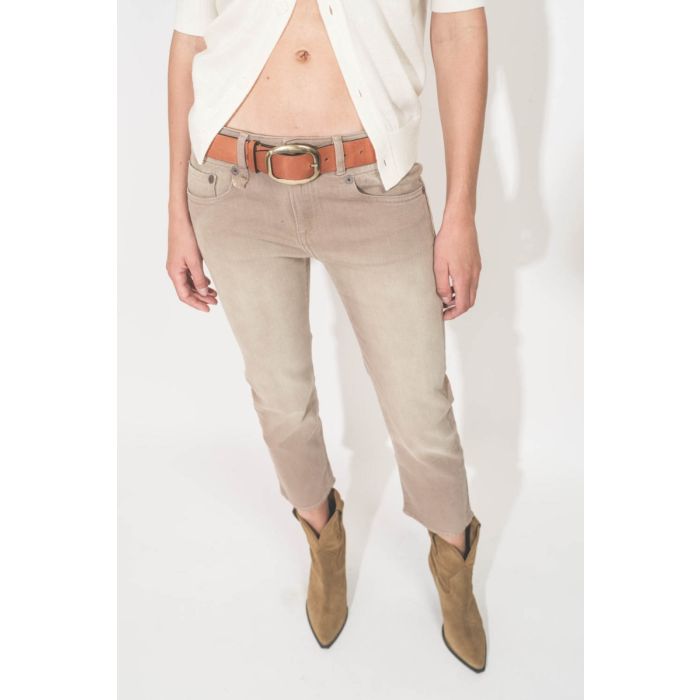 Ceinture Dara Isabel Marant en cuir cognac avec boucle dorée. Portée avec un jean taille basse.