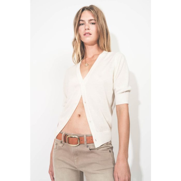 Ceinture Dara Isabel Marant en cuir cognac avec boucle dorée. Portée de profil.