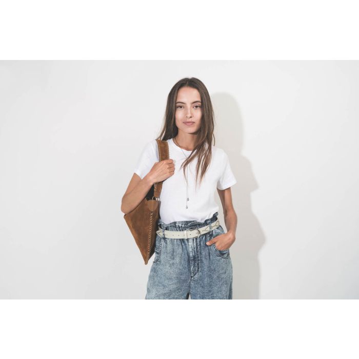 Ceinture en cuir blanc clouté argenté Liliana Isabel Marant. Porté de face.