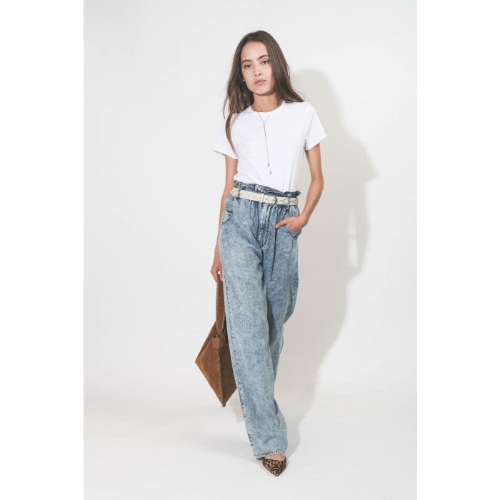 Ceinture en cuir blanc clouté argenté Liliana Isabel Marant. Porté taille haute avec un jean large.