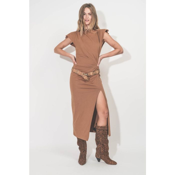 Ceinture Lota Isabel Marant en cuir suédé cognac. Portée de face sur une robe longue drapée.