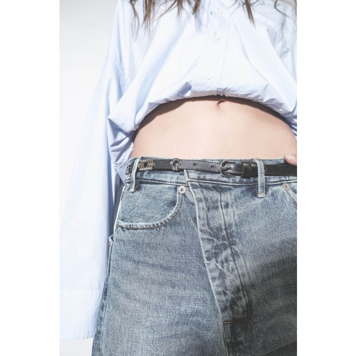 Ceinture fine en cuir noir bijoux argentés Odena Isabel Marant. Porté de face.