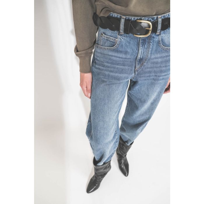 Ceinture Zigza Isabel Marant en cuir noir tressé. Portée de face.