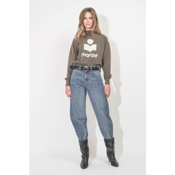 Ceinture Zigza Isabel Marant en cuir noir tressé. Portée de face avec un jean taille haute.