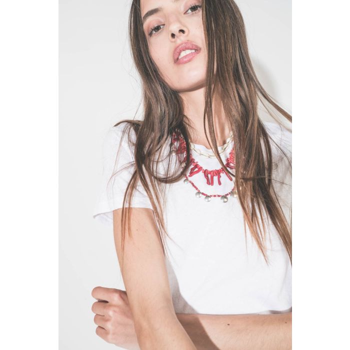Collier pierres rouges et pampilles en métal argentés Isabel Marant. Porté de face en accumulation avec un collier coquillage Noki et un collier perles et os rouge Isabel Marant.