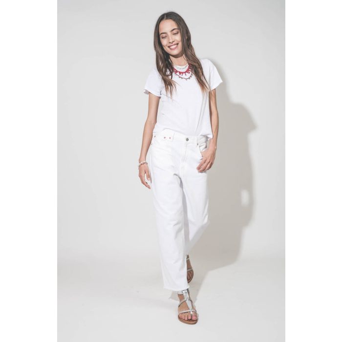 Collier pierres rouges et pampilles en métal argentés Isabel Marant. Porté en accumulation avec un collier coquillage Noki et un collier perles et os rouge Isabel Marant. Tee-shirt blanc Little The Great, jean blanc Georgia Denimist et sandales en cuir ar