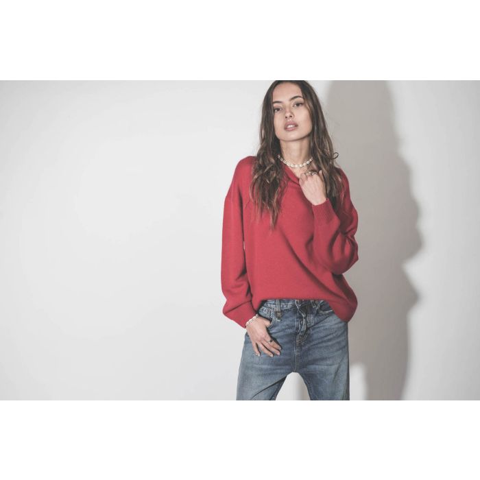 Collier ras du cou coquillages finition argenté Noki Isabel Marant. Porté avec un pull rouge en cachemire.