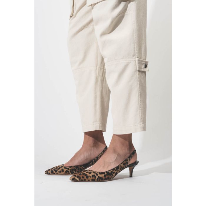 Escarpins à petits talons arrière ouvert en cuir Pony léopard Piery Isabel Marant. Porté avec un pantalon en toile écru.