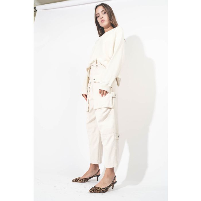 Escarpins à petits talons arrière ouvert en cuir Pony léopard Piery Isabel Marant. Porté avec un total look écru.
