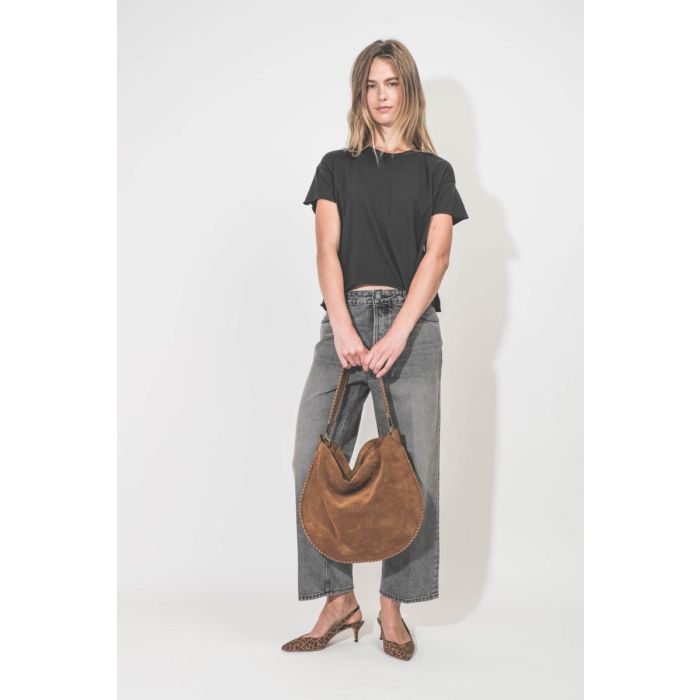 Escarpins Padim Isabel Marant en cuir suédé léopard. Porté de face avec un jean baggy. 