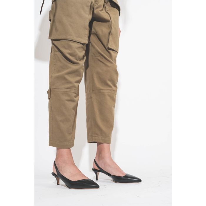 Escarpins bout pointu arrière ouvert en cuir noir Piery Isabel Marant. Porté avec un pantalon en toile kaki.