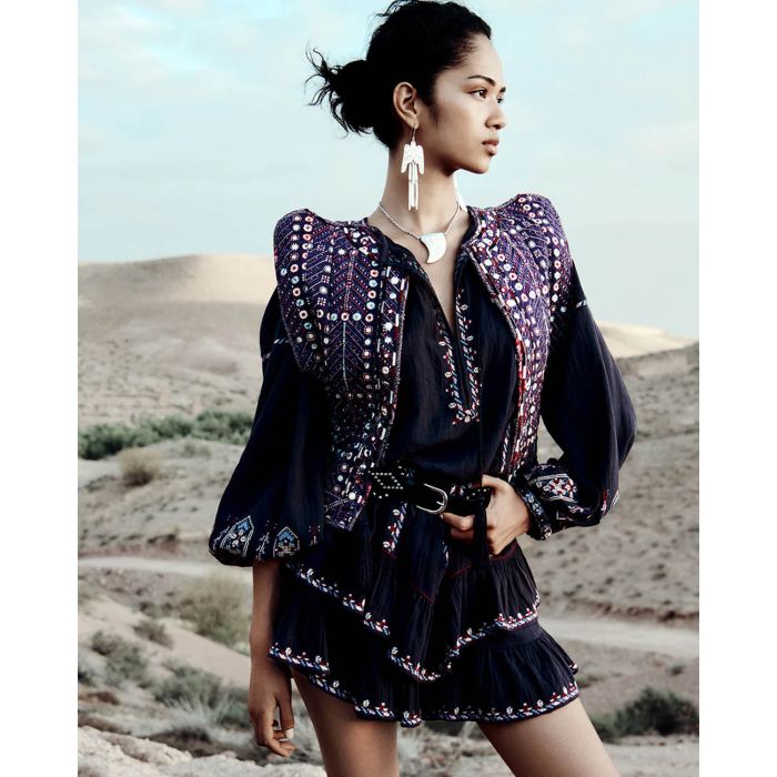 Blouse manches longues en voile de coton brodée noire Fernanda Marant Etoile. Porté avec une jupe short coordonnée.