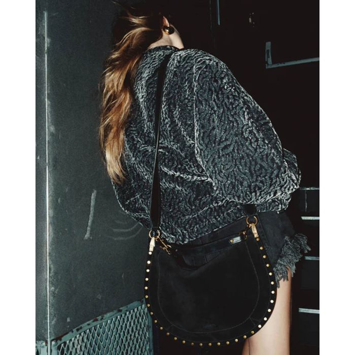 Blouson forme bomber en velours noir et gris damassé Abelina Isabel Marant Etoile. Porté de dos avec un sac en bandoulière.