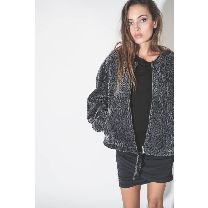 Blouson forme bomber en velours noir et gris damassé Abelina Isabel Marant Etoile. Porté avec une mini-jupe noire.