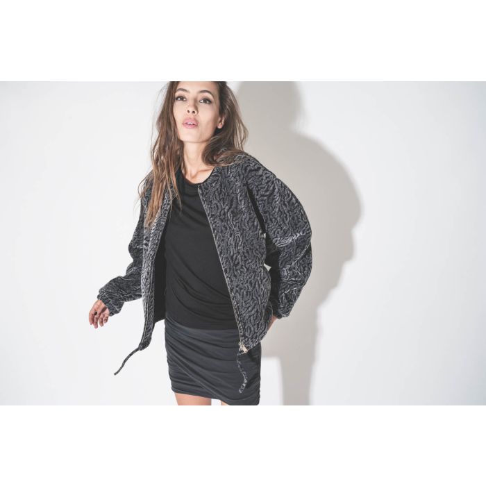 Blouson forme bomber en velours noir et gris damassé Abelina Isabel Marant Etoile. porté de face.