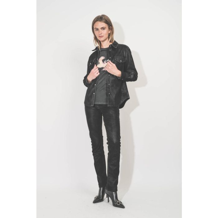 Chemise Karima Isabel Marant Etoile en faux cuir noir. Portée sur un tee-shirt noir.