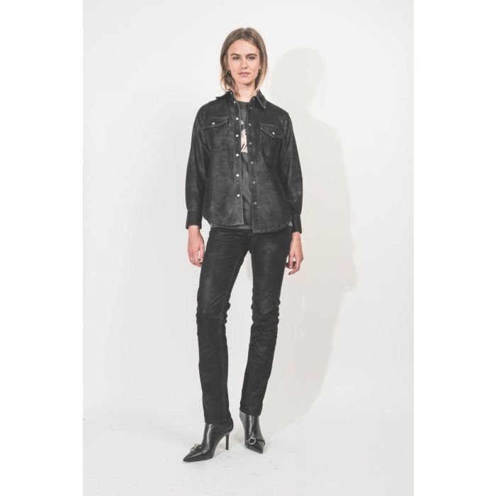 Chemise Karima Isabel Marant Etoile en faux cuir noir. Portée avec le pantalon slim assorti.
