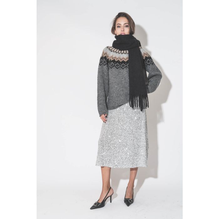 Echarpe à franges en alpaga noir Firny Isabel Marant Etoile. Porté sur un pull en alpaga péruvien.