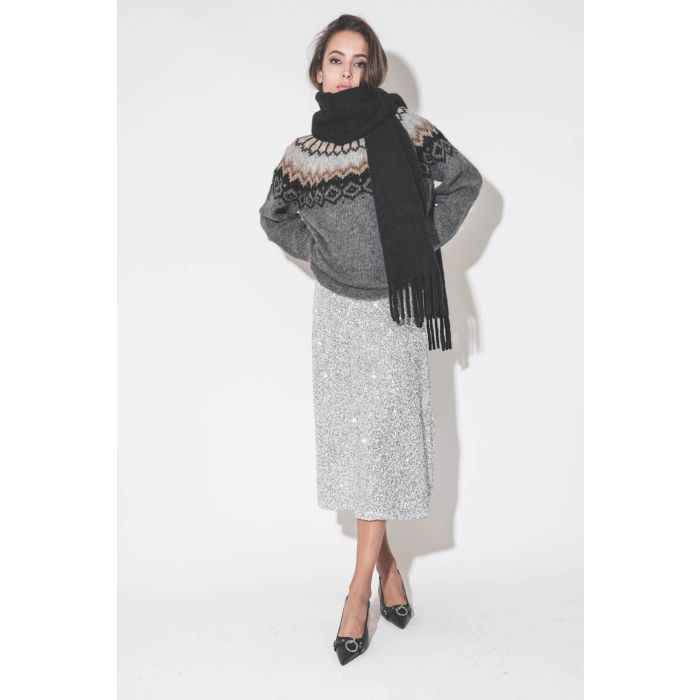 Echarpe à franges en alpaga noir Firny Isabel Marant Etoile. Porté avec une jupe midi à sequin argentés.
