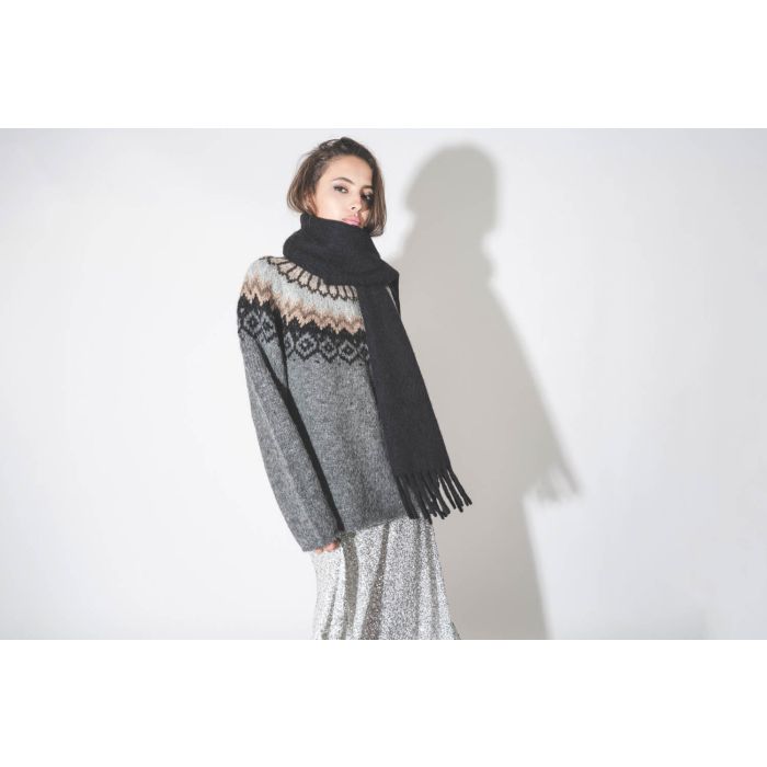 Echarpe à franges en alpaga noir Firny Isabel Marant Etoile. Porté de profil.