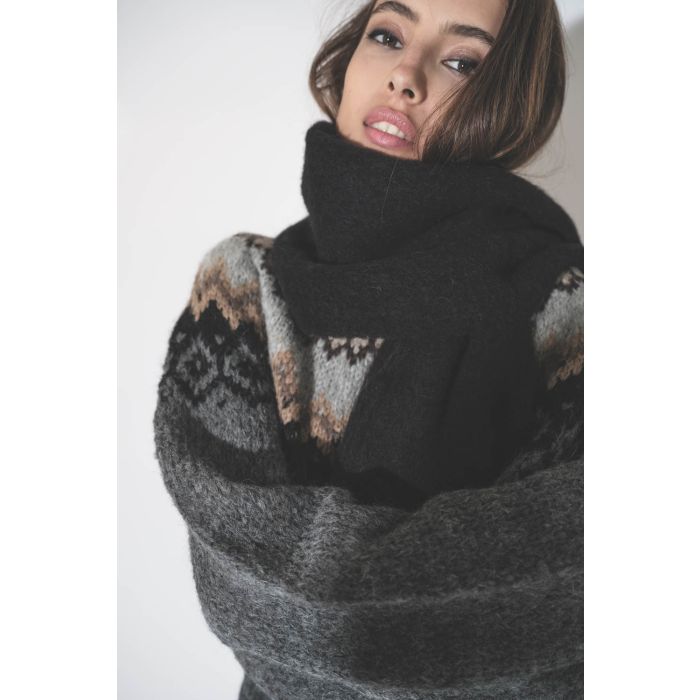 Echarpe à franges en alpaga noir Firny Isabel Marant Etoile. détail de la matière douce et chaude.