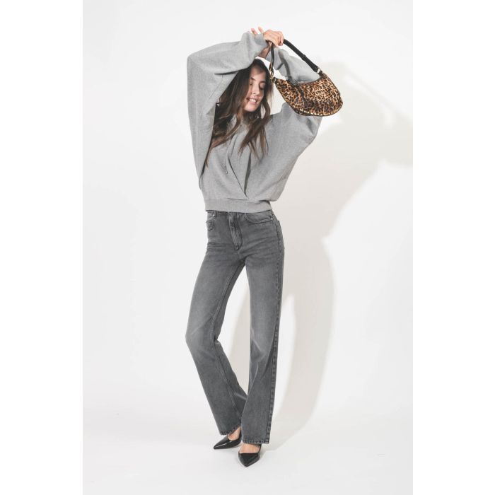 Jean taille haute en toile lyocell fluide gris Belvira Isabel Marant Etoile. Porté avec un sweatshirt gris chiné.