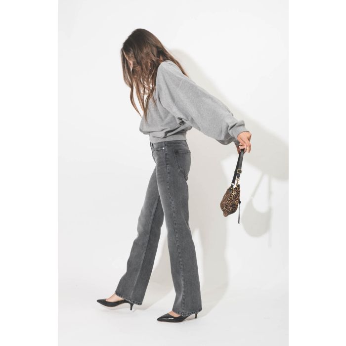 Jean taille haute en toile lyocell fluide gris Belvira Isabel Marant Etoile. Porté de profil.