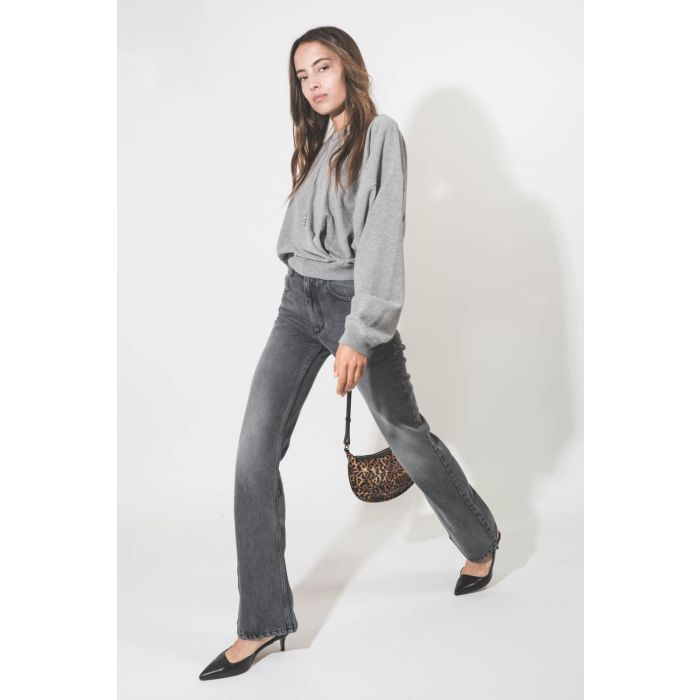 Jean taille haute en toile lyocell fluide gris Belvira Isabel Marant Etoile. Porté avec des escarpins en cuir noir.