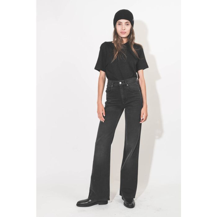 Jean taille haute légèrement évasé toile noir délavé Belvira Isabel Marant Etoile. Porté de face.