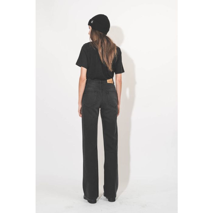 Jean taille haute légèrement évasé toile noir délavé Belvira Isabel Marant Etoile. Porté de dos.