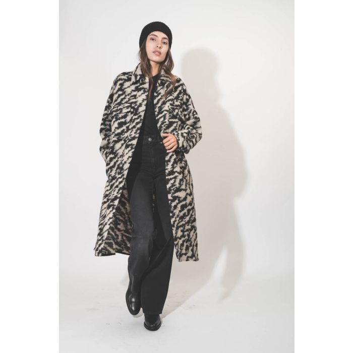 Jean taille haute légèrement évasé toile noir délavé Belvira Isabel Marant Etoile. Porté avec un manteau en fausse fourrure écru et noir.