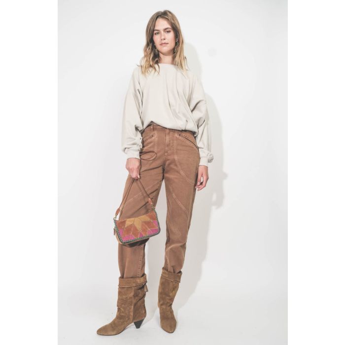Jean Catarina Isabel Marant Etoile en toile de coton ocre. Porté de face avec un sweatshirt Sauria Isabel Marant Etoile.