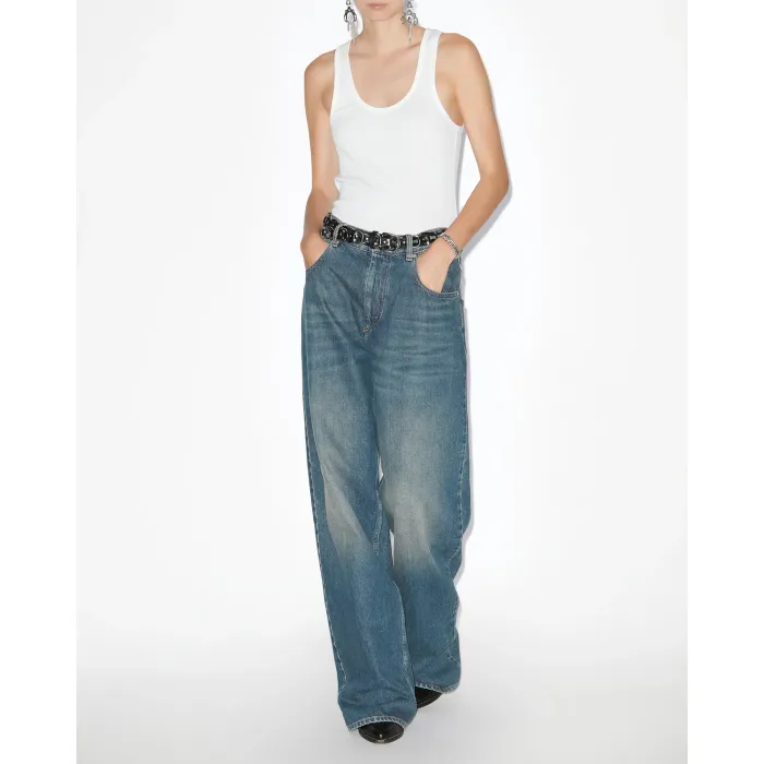 Jean large bleu délavé Joanny Isabel Marant Etoile. Porté avec un débardeur blanc.