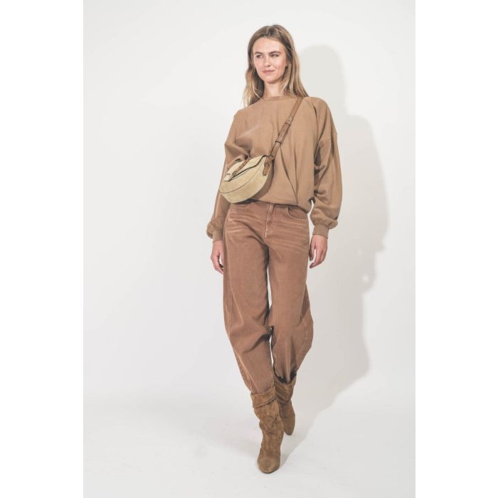 Jean Oriane Isabel Marant Etoile en toile denim ocre. Porté de face avec un sweatshirt caramel. 