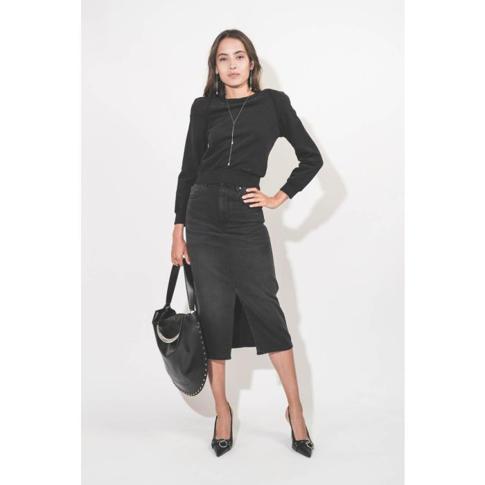 Jupe droite midi avec une fente devant en jean fluide noir délavé Tilauria Isabel Marant Etoile. Porté avec des escarpins à talons en cuir noir.