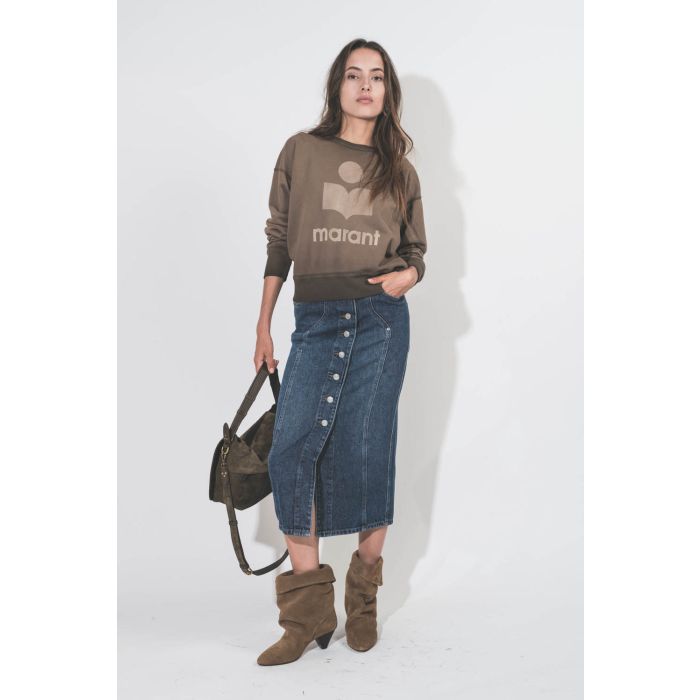 Jupe midi droite et boutonnée en jean bleu Vanda Isabel Marant Etoile. Porté de face.