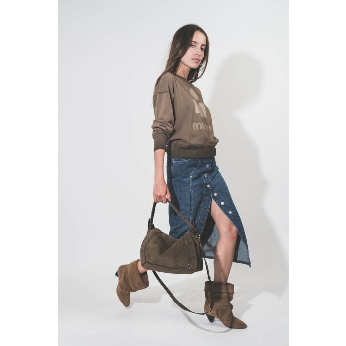 Jupe midi droite et boutonnée en jean bleu Vanda Isabel Marant Etoile. Porté de profil.