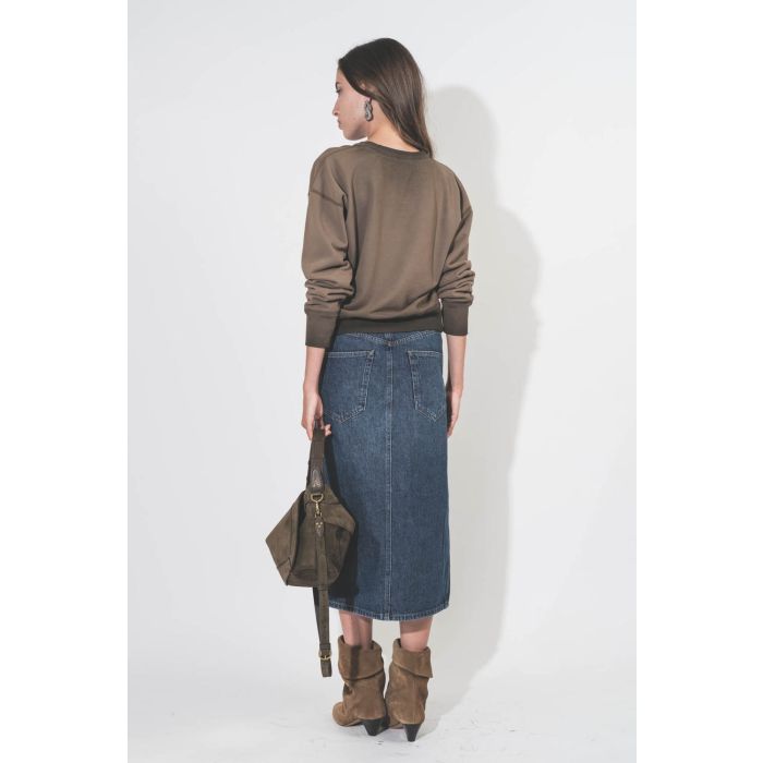 Jupe midi droite et boutonnée en jean bleu Vanda Isabel Marant Etoile. Porté de dos.