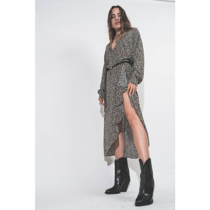 Jupe midi porte-feuille en viscose imprimé all-over écru et noir Vanille Isabel Marant Etoile. Détail de la fente sur la jambe.