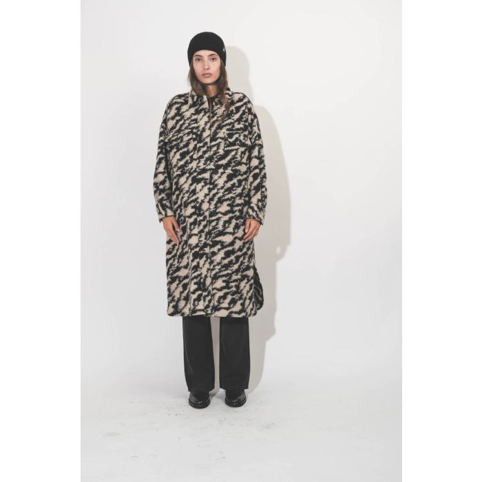 Manteau fausse fourrure noir et écru Fontizi Isabel Marant Etoile. Porté fermé de face.